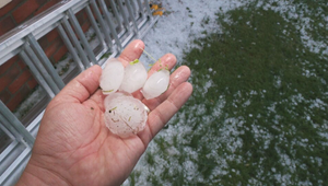 Stredným Slovenskom sa prehnala smršť. Popadané stromy uväznili sanitku s pacientmi
