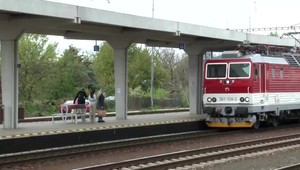 Nešťastie na železničnej stanici: Pod vlak skočili naraz dvaja muži