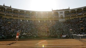 Päťsetové drámy udržali v hre Američanov a Rusov