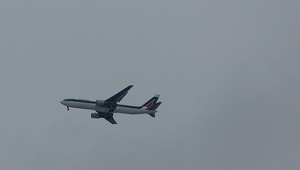 Lietadlo núdzovo pristálo po požiari na toalete!