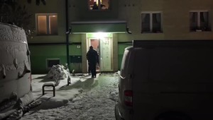 Staršia žena zomrela v byte v Lučenci. Pri náleze mala údajne zviazané ruky a šatku cez ústa