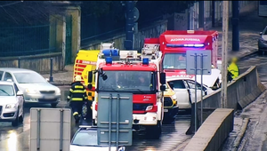 Osobné auto nabúralo v centre Bratislavy do betónových zvodidiel