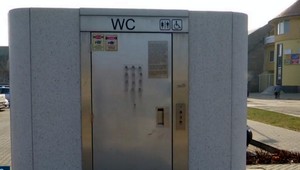 V Komárne majú samočistiaci záchod za 66 tisíc eur, je nefunkčný