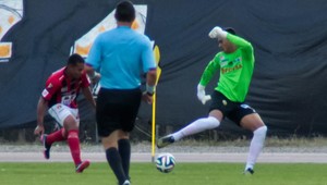 VIDEO. Drzosť na entú! Brankár nasadil útočníkovi ukážkové jasle!