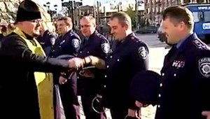 Posvätili aj policajtov! Pomôže im to?