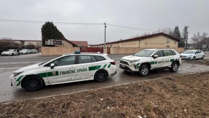 Rozruch v Šamoríne. Finančná správa zasahuje vo firme s alkoholom