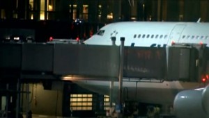 Chaos na letisku. Slováka násilím vyviedla polícia z lietadla