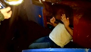 Obvinili päť Slovákov z prevádzačstva, migrantov strčili do palivovej nádrže