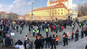 Viac ako tisíc ľudí prišlo protestovať pred parlament. Andrej Danko navrhol organizátorom stretnutie