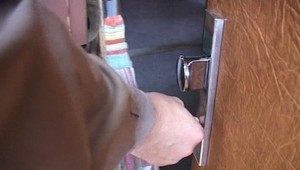 Vykradli auto, stánok aj holičstvo