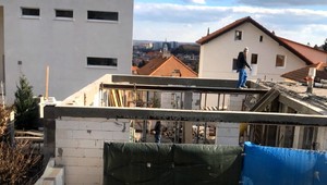 Viacpodlažnú prístavbu stavia bez povolenia úradov. Majiteľ v tom problém nevidí