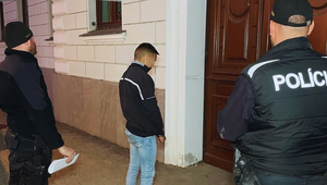 Mladík prepadol ženu a vyhrážal sa jej zabitím. Zachránil ju obranný sprej