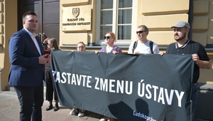 Zmena ústavy: Slovensko je podľa Amnesty na ceste k obmedzovaniu ľudských práv