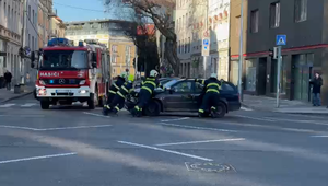 Minister financií havaroval na frekventovanej ulici