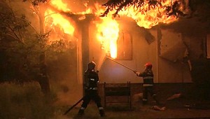 Koniec romantiky pri krbe. Väzenskej stráži zhorela chata