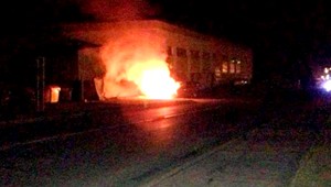 Jeden jediný výtlk. Takto zlikvidoval vodičovo auto...