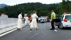 Auto s mníškami skončilo na streche. Dve ženy previezli do nemocnice