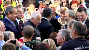 Pre zlyhanie Klausovej ochranky odchádza jej šéf. Útočníkovi hrozí basa