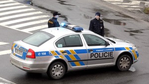 Zásah polície: Muž sa zabarikádoval a vyhrážal sa zapálením domu