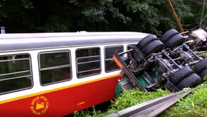 Cisterna vyletela z cesty a valcovala všetko, vrátane vagónov Košickej historickej železničky