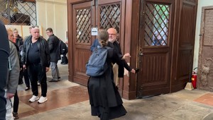 Omšu za Charlieho Kirka v Prahe narušil konflikt priamo v kostole