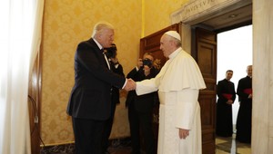 Trump si z protokolu veľkú hlavu nerobí. Na cestách to poriadne roztočil