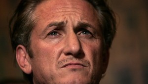 Sean Penn opustil Ukrajinu pešo: Auto nechal utečencom