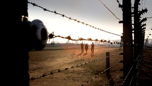 Slováci sa opäť vyfarbili. Hajlovali v Osvienčime