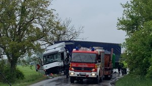 Vážna nehoda dvoch kamiónov. Cestu v oboch smeroch uzavreli