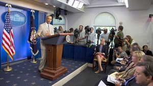 Obamov svetlý oblek spôsobil rozruch