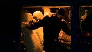 Trnavčan po zásahu NAKA vyskočil z balkóna. Ozbrojení kukláči boli aj na východe