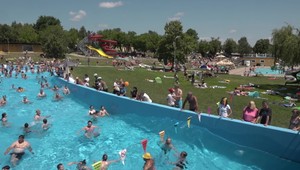 Rimavská Sobota má unikát: Otvorili najväčší bazén s umelým vlnobitím v strednej Európe