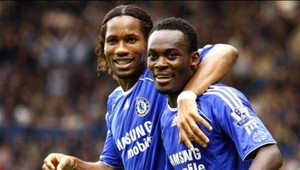 Drogba proti Arsenalu s 13. gólom, Wilkins zastúpil Ancelottiho