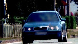 Vodič pod vplyvom drog sa hnal dedinou, v aute mal aj dieťa