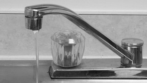 Šetria aj na vode. Obyvatelia paneláku si nakvapkajú vodu na viac použití