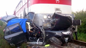 Rýchlik vliekol auto so sebou, dvaja mŕtvi (†27, †36)!