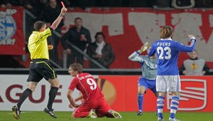 Nezmyselná penalta aj s vylúčením znechutili Schalke