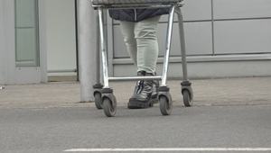 Štvorica detí brutálne kopala a vyzliekla staršiu ženu. Nakoniec ju okradli