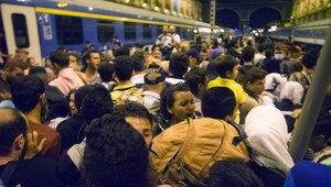 Chaos v Budapešti. Vlakovú stanicu Keleti pre migrantov uzavreli