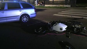 Mladý 17-ročný vodič nedal prednosť motorkárovi. Ten preletel cez auto
