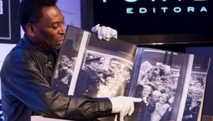 Pelé (72) vydal knihu. Váži 15 kg a stojí 1254 eur!