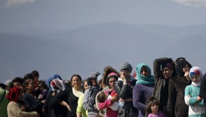 Grécko-macedónske pohraničie praská vo švíkoch, prichádzajú ďalší utečenci