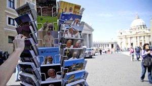 Poliaci obsadia Vatikán, Ján Pavol II. sa stane svätým
