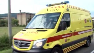 Nehoda štvorkolky a osobného auta. Muža (74), ktorý sedel na štvorkolke, previezli do nemocnice