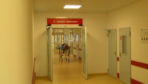 Po bitke skončil v nemocnici 44-ročný muž. Polícia zadržala 16-ročného mladíka