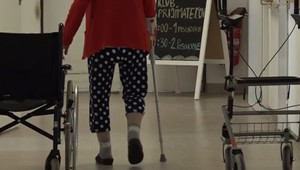 Dôchodkyňa agresorka: Spolubývajúcu napadla nožom. Dôvodom boli ríbezle