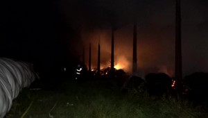 Niekoľkometrové plamene zničili seno za vyše 30-tisíc eur. Na družstve zrejme vyčíňal podpaľač