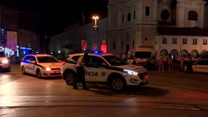 Vandalizmus a bitky stále sužujú centrum mesta. Miestni kritizujú políciu