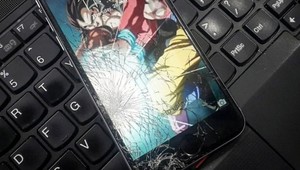 Mobil, ktorý si opraví prasknutý displej sám. Stačí ho zahriať