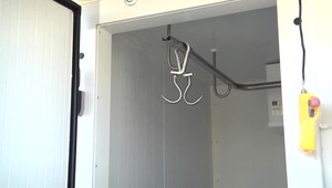 Poľovníci rozdali desiatky chladničiek na uskladnenie zastrelených diviakov